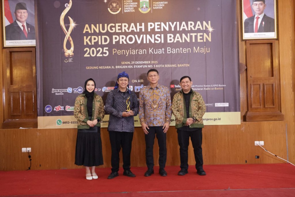 Pemprov Banten dan KPID Beri Penghargaan Lifetime Achievement Award kepada Mendiang H. Tb. Ahmad Sayuti