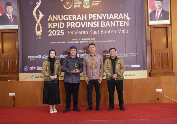 Pemprov Banten dan KPID Beri Penghargaan Lifetime Achievement Award kepada Mendiang H. Tb. Ahmad Sayuti