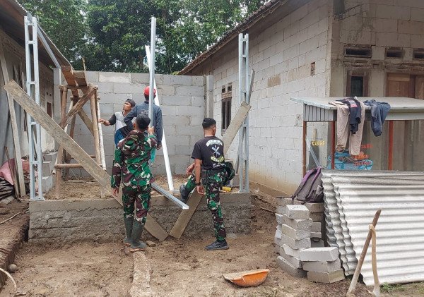 Satgas TMMD Ke-119 Kodim 0602/Serang Bersama Masyarakat Rampungkan Pembangunan Pos Kamling