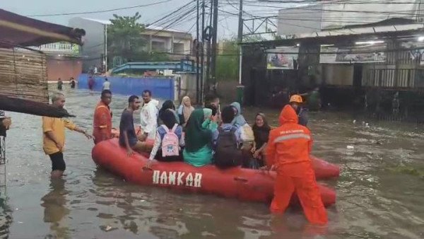 BPBD Kota Tangerang Kerahkan 16 Unit Perahu untuk Bantu Mobilitas Warga di Lokasi Banjir