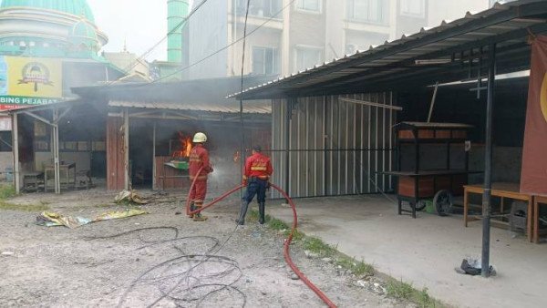 BPBD Tangerang Gerak Cepat Padamkan Kebakaran Rumah Makan di Babakan
